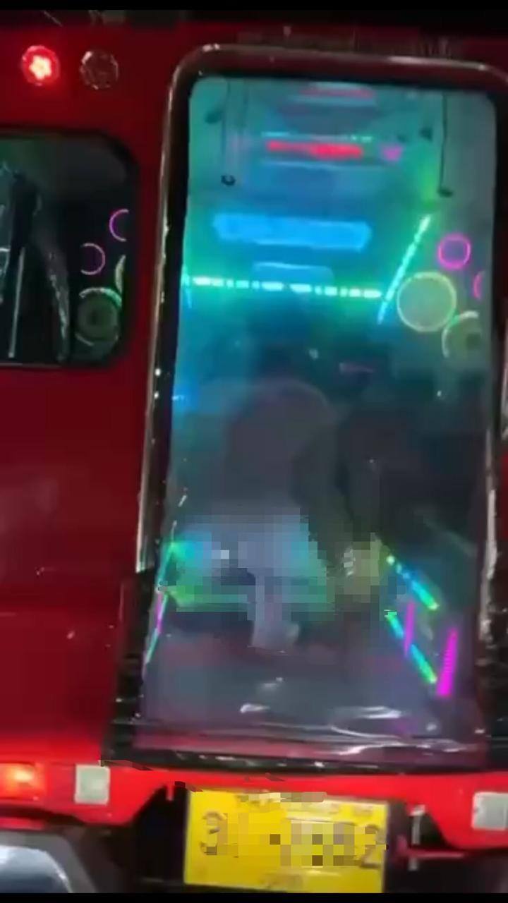 泰媒报道：近日，两名外国游客在泰国普吉岛嘟嘟车上公然发生性行为被捕！报道称，两名