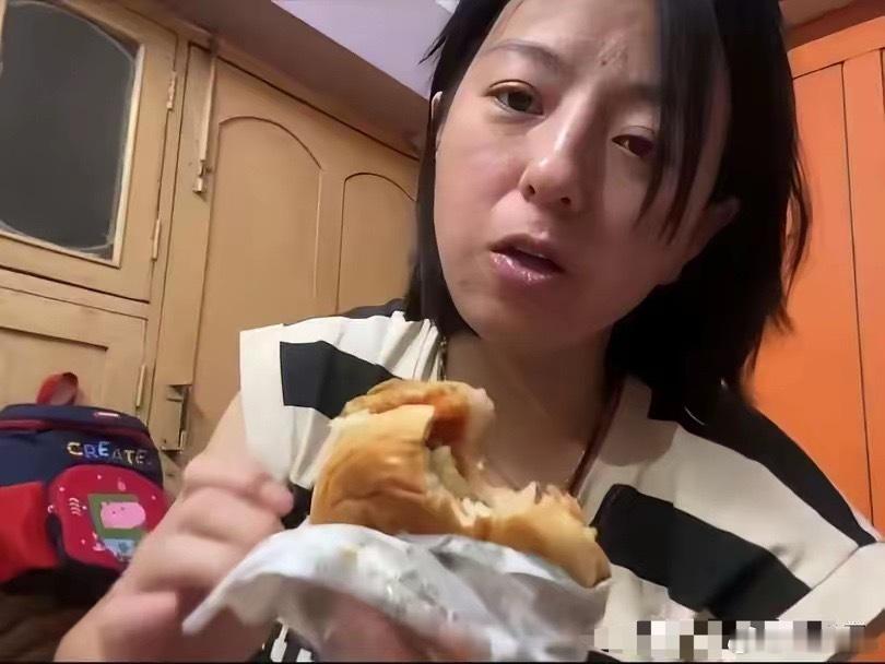 果然印度的咖喱饭就是“养”人，你看看丹丹才去印度几天，就已经妥妥的变了一个人。曾