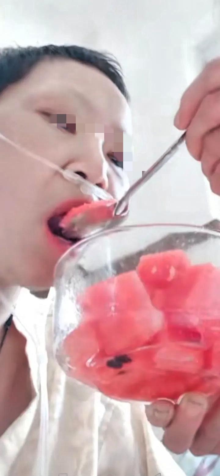 泪目！女子患癌症晚期，医院已下病危通知书，女子四天没吃饭，靠营养针续命，在意识相