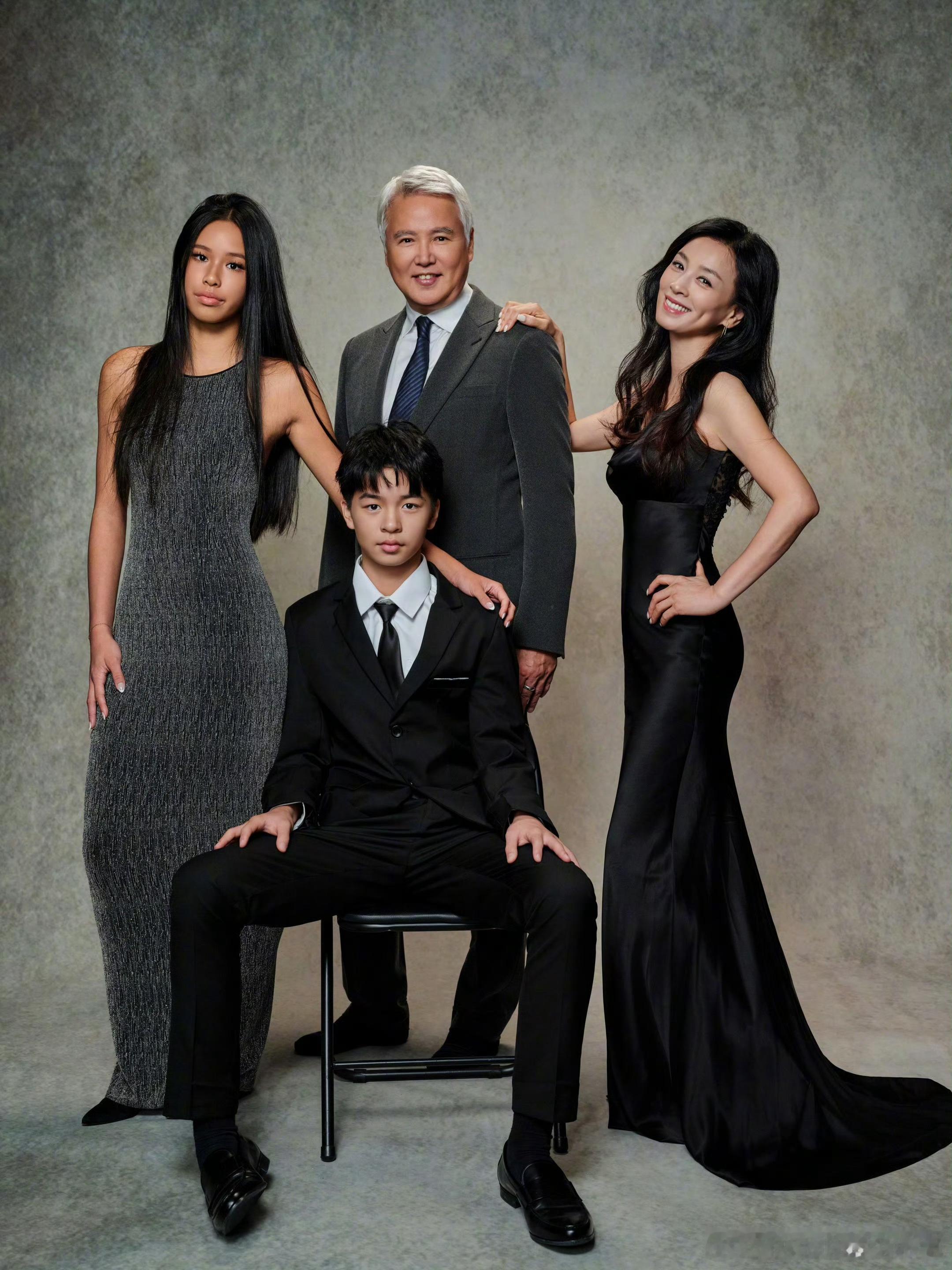 张庭全家福张庭儿子女儿身高张庭全家福公开，儿子女儿身高瞩目，长的很有特点​​