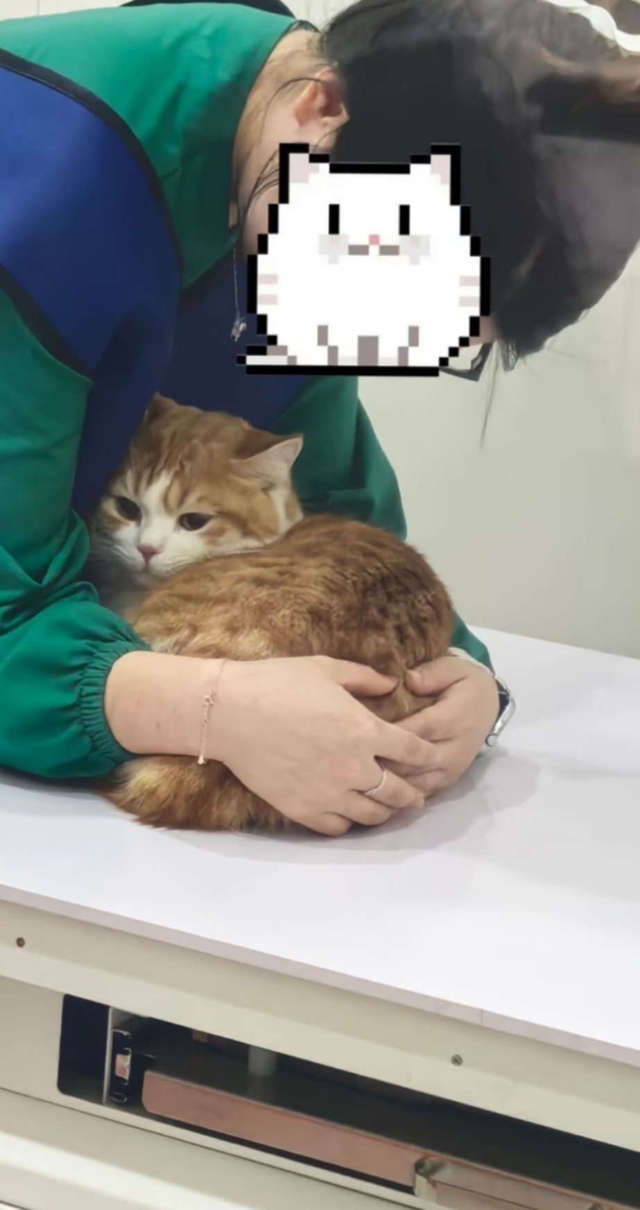陪着闺蜜去给她家小宝卸载QQ，小家伙一开始还傻乎乎探头看热闹。后来看见大夫们才察