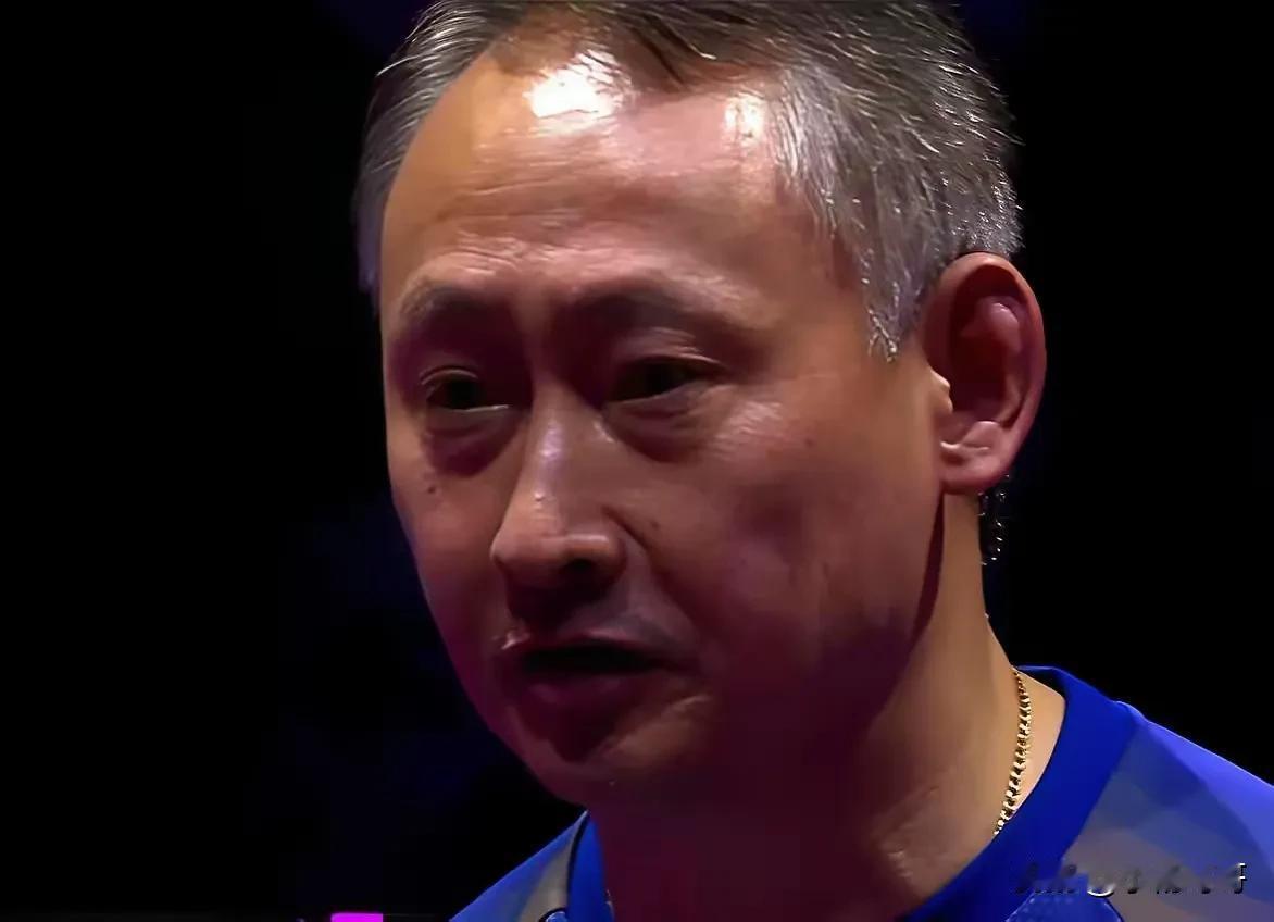 张本智和现在估计肠子都悔青了！他后悔的不是输球，也不是摔拍被罚，而是小时候当