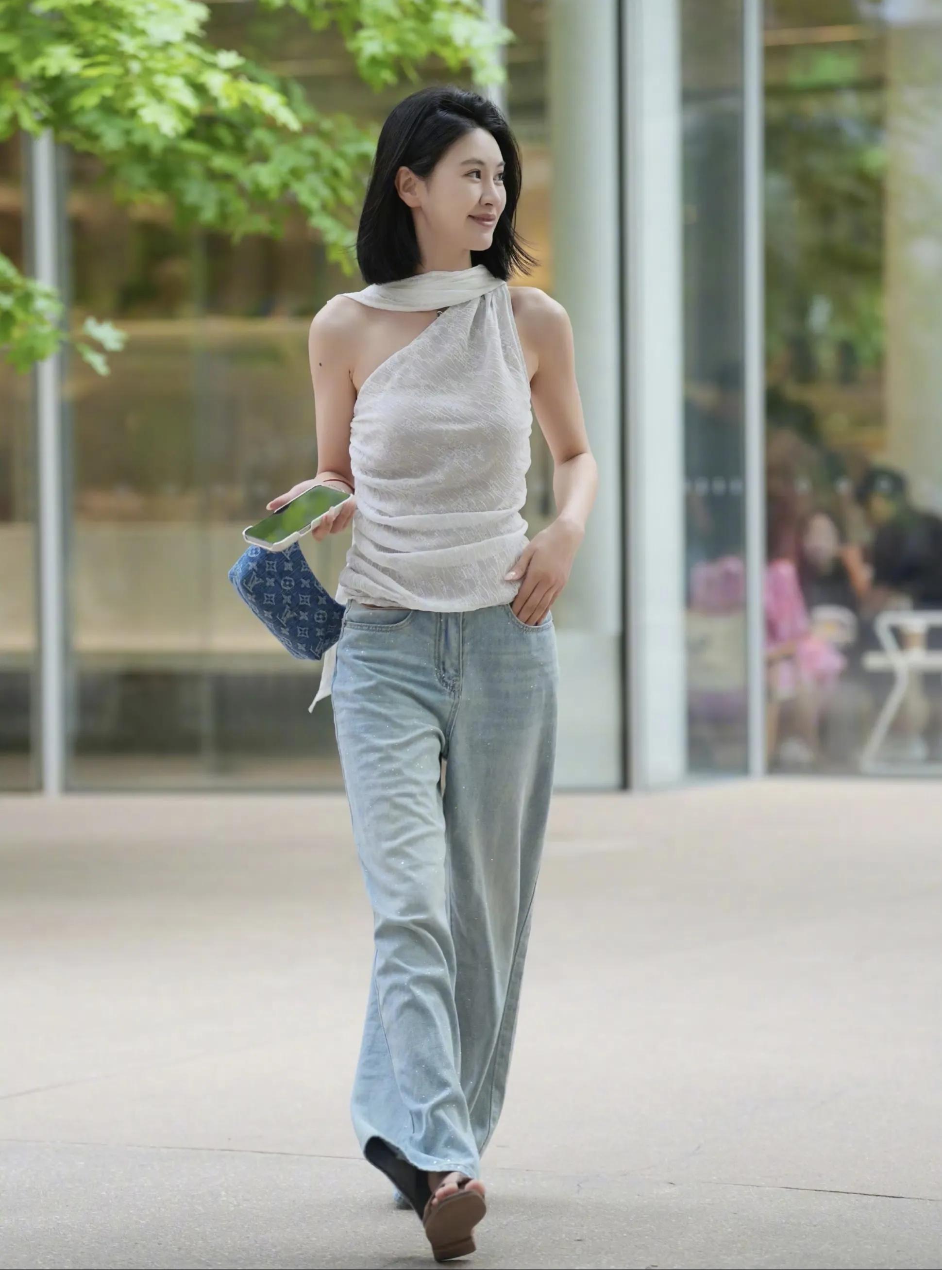 一位美女到银行取钱，卡里只剩2500元，银行职员问：