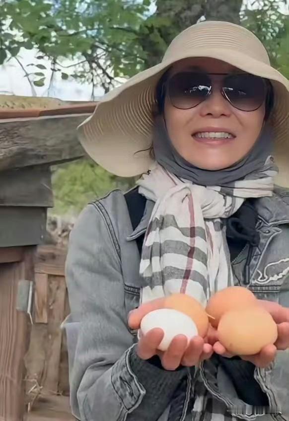 60岁张曼玉定居法国农村，谁能想到啊！女神张曼玉现在在法国农村过日子，戴着草帽