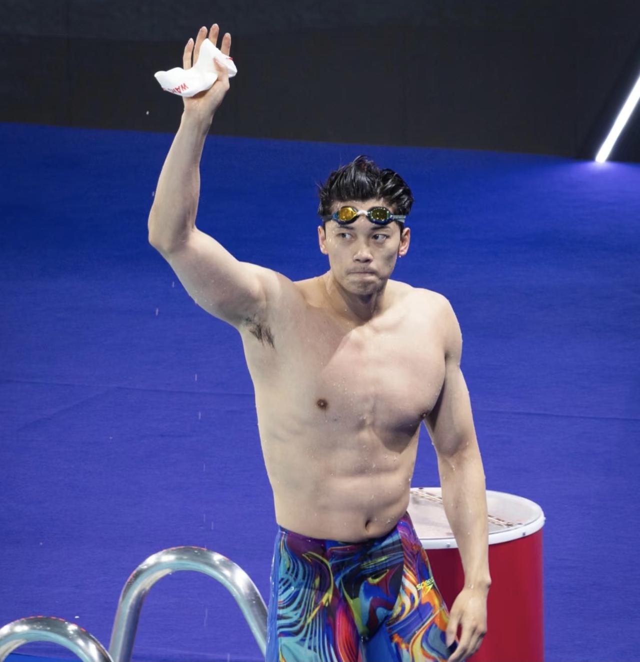 汪顺400米混泳夺冠后，大家有没有注意到一个细节，有一个人的反应并不是高