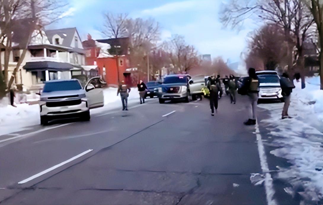 最近美国国会开了一场听证会，本来是要问清楚移民执法的事儿，结果到最后彻底乱套了，