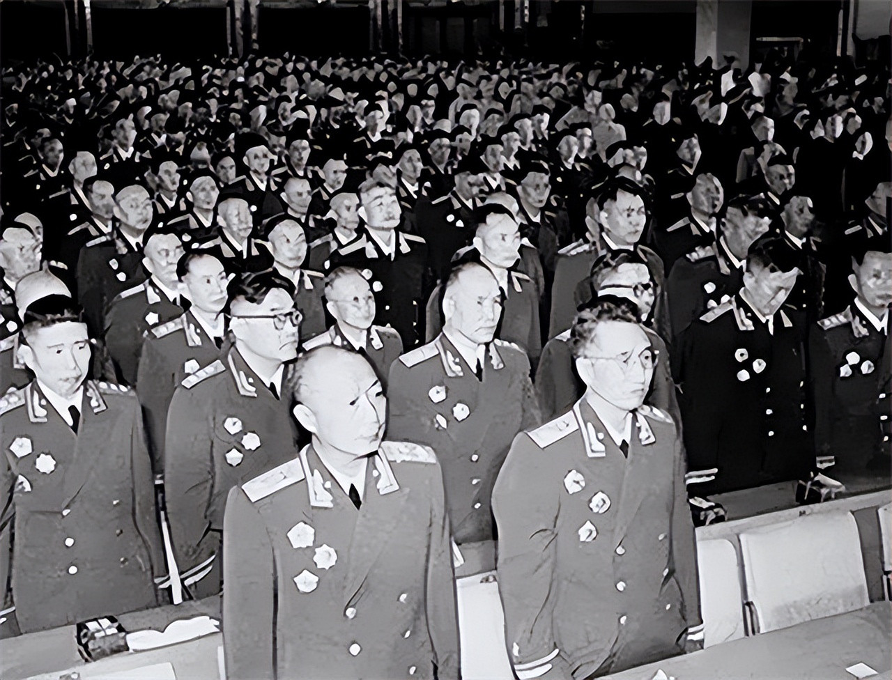 1955年，授勋前夕，叶剑英元帅检查授勋人员名单时，突然面色一沉，指着上面两个人
