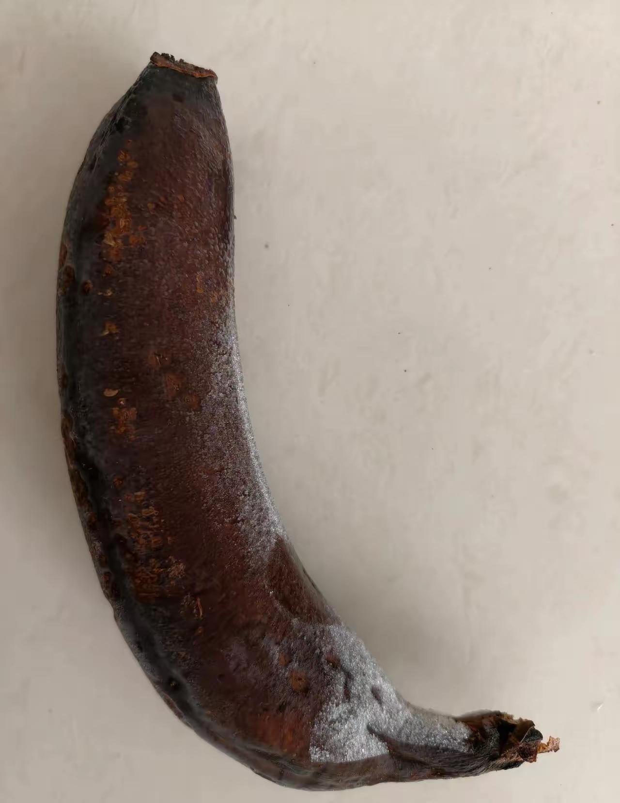 今夏超火的冻香蕉，真的挖到宝藏吃法了！天热总想啃点冰爽甜品，跟风把香蕉放进冰