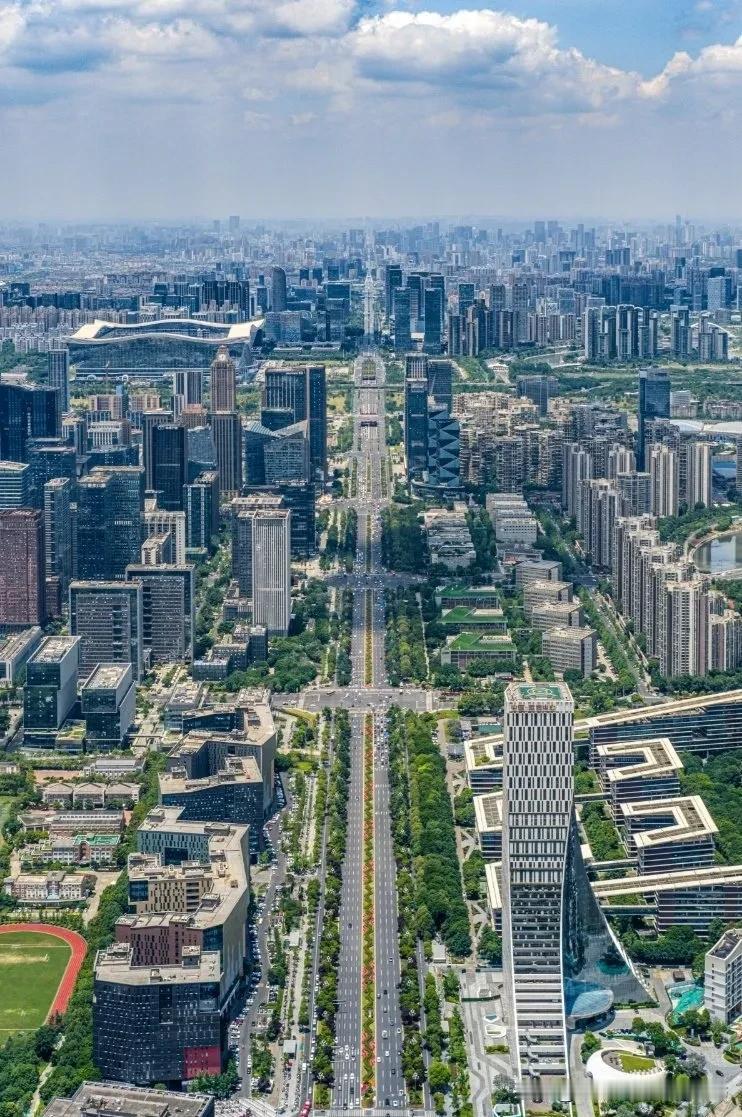 成都在城建方面所做的营销确实太厉害了吧，不得不让人佩服。从图中望去就有好几个世界