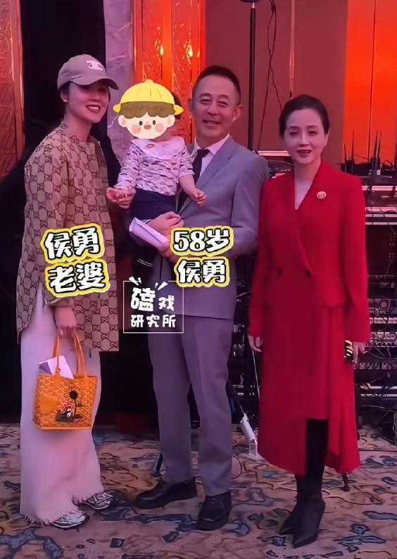 58岁侯勇的小娇妻竟然给他生了一个大胖儿子，孩子大概1岁半左右。娱乐聚焦12