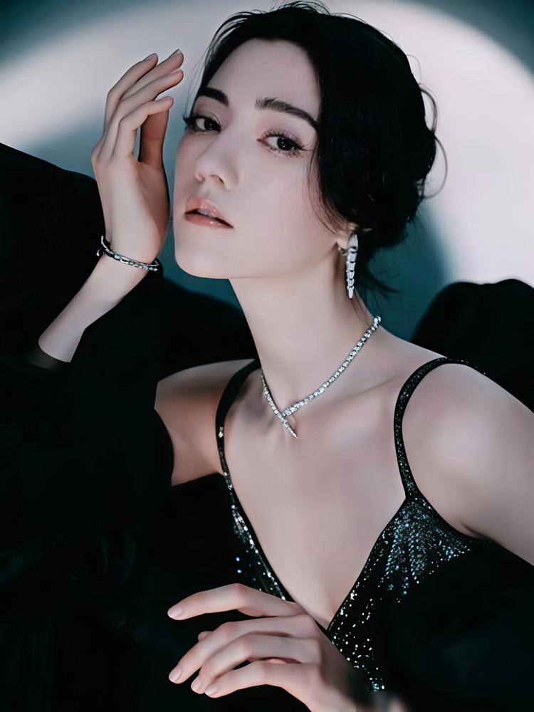 以为进了霍家？成龙曾坚决摇头。当年成龙儿子没娶她，如今她凭妲己翻红，又和介绍