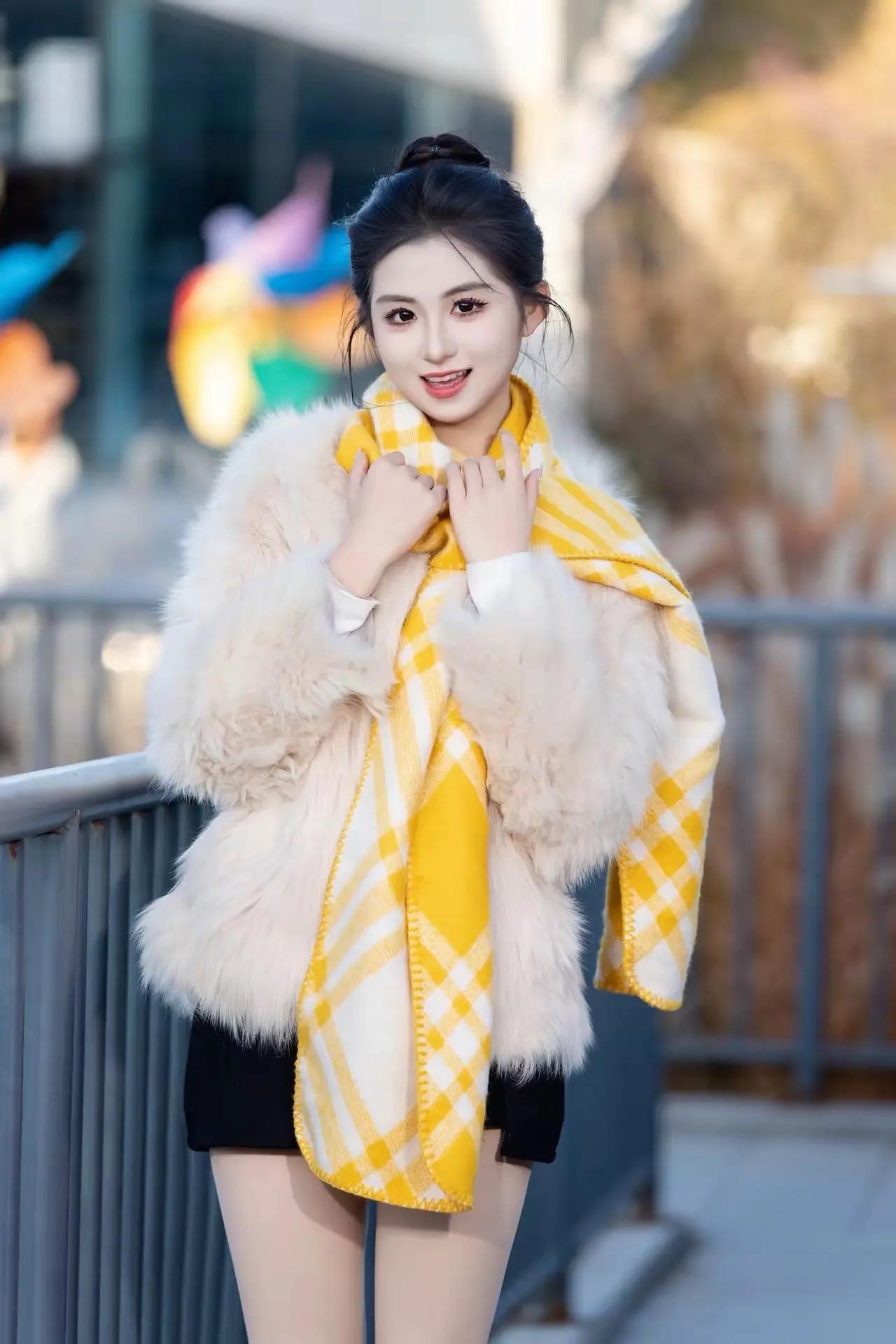 冬日暖阳下，温柔少女与毛绒外套的甜美邂逅🌞💖