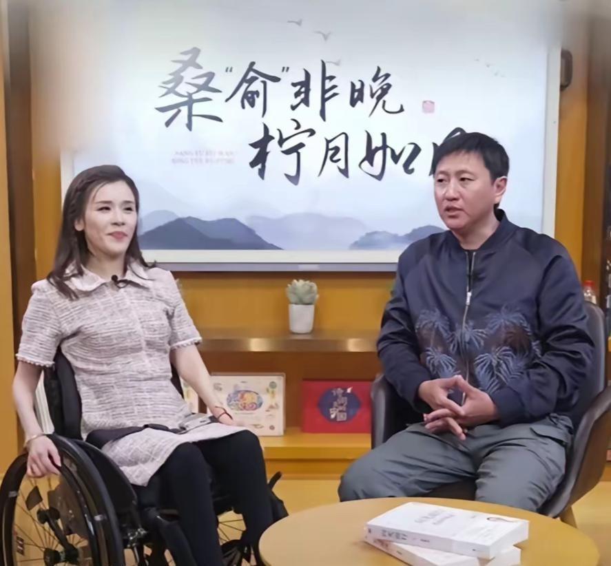桑兰瘫痪27年了，生活完全依赖他人。喝水、吃饭、盖被子、穿衣服，全都要别人帮忙。