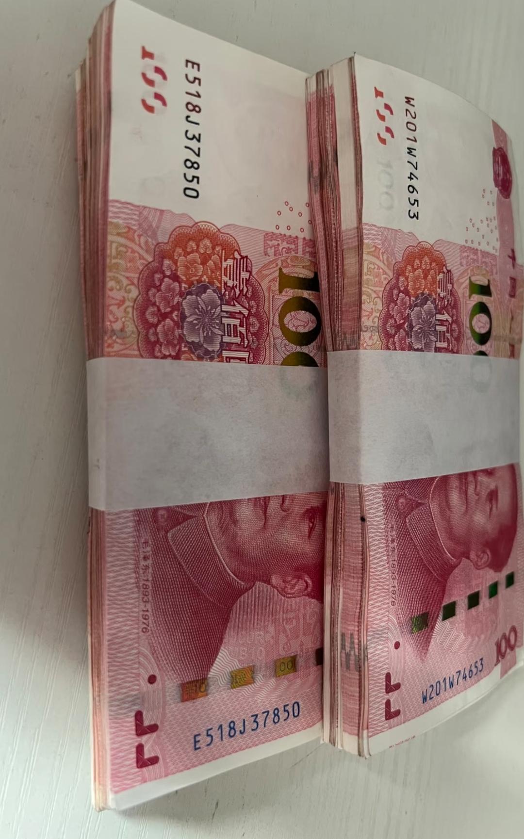 这天正午天热得冒热气，我在家正翻着儿子开学要用的书本，听见敲门声开门一看，是公公