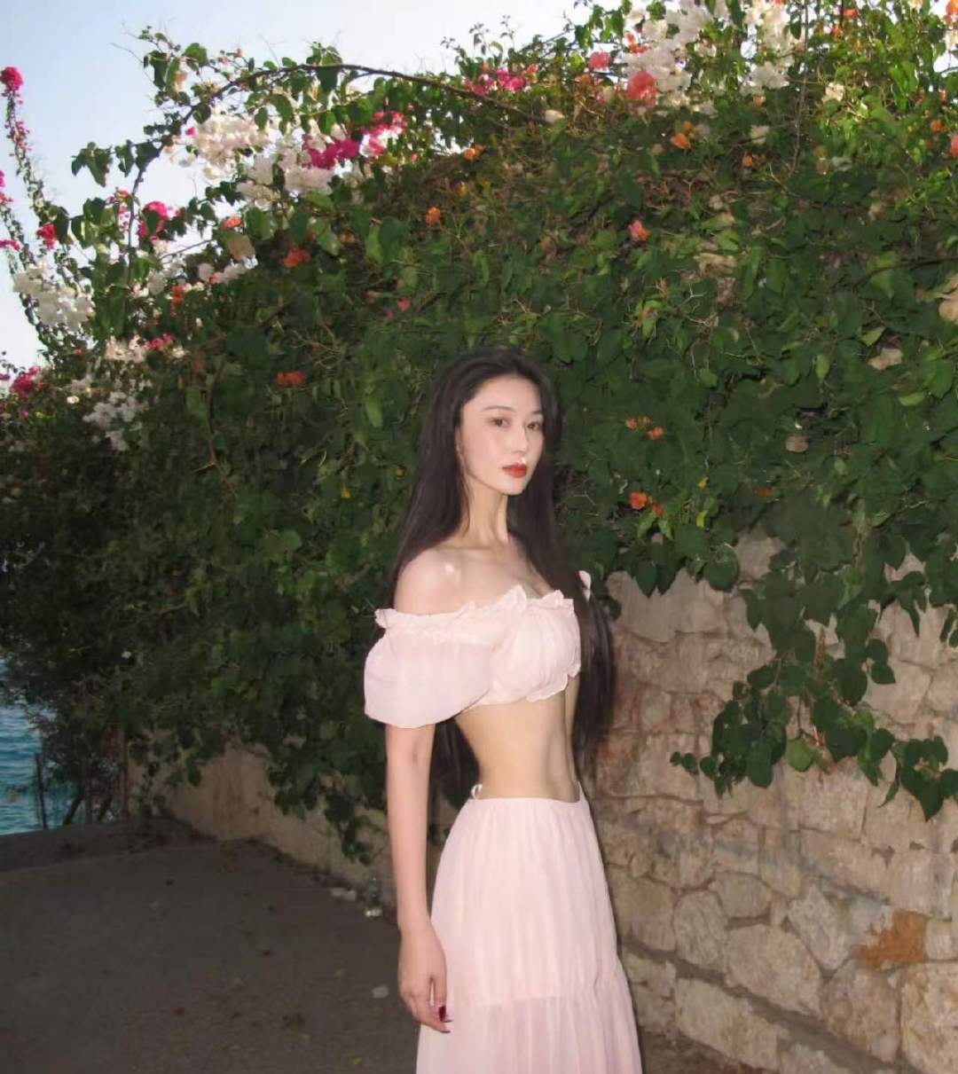 张馨予拍照确实吸肚子了张馨予演我拍照都这么瘦了还要吸肚子​​​