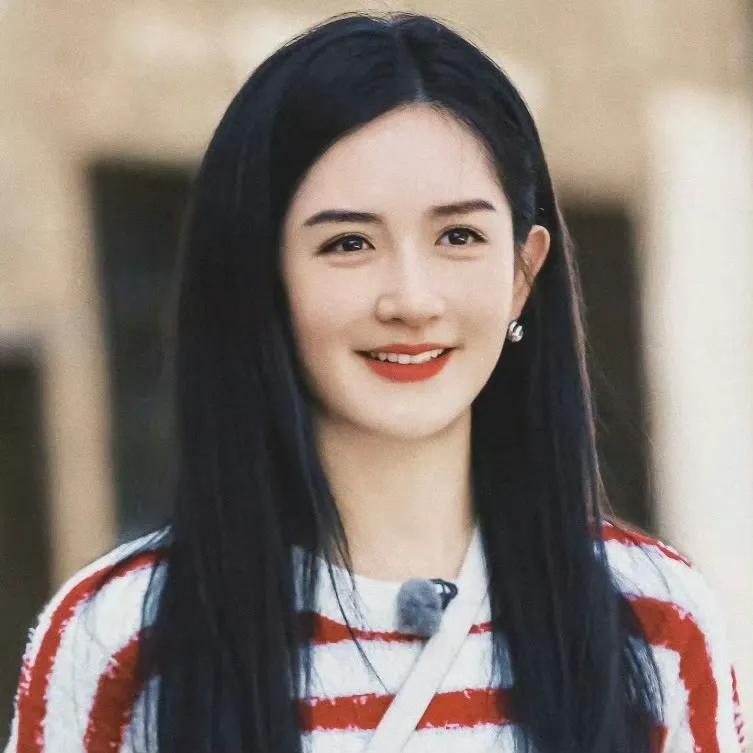 谢娜这主持风格，确实挺“反套路”的。你说她腹有诗书吧，跟董卿那种出口成章比