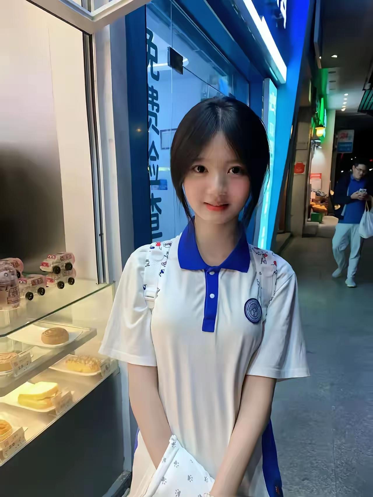 夜晚的街头，少女与甜点相伴，甜蜜的夜晚夜景气质少女城市街头少女少女心甜点