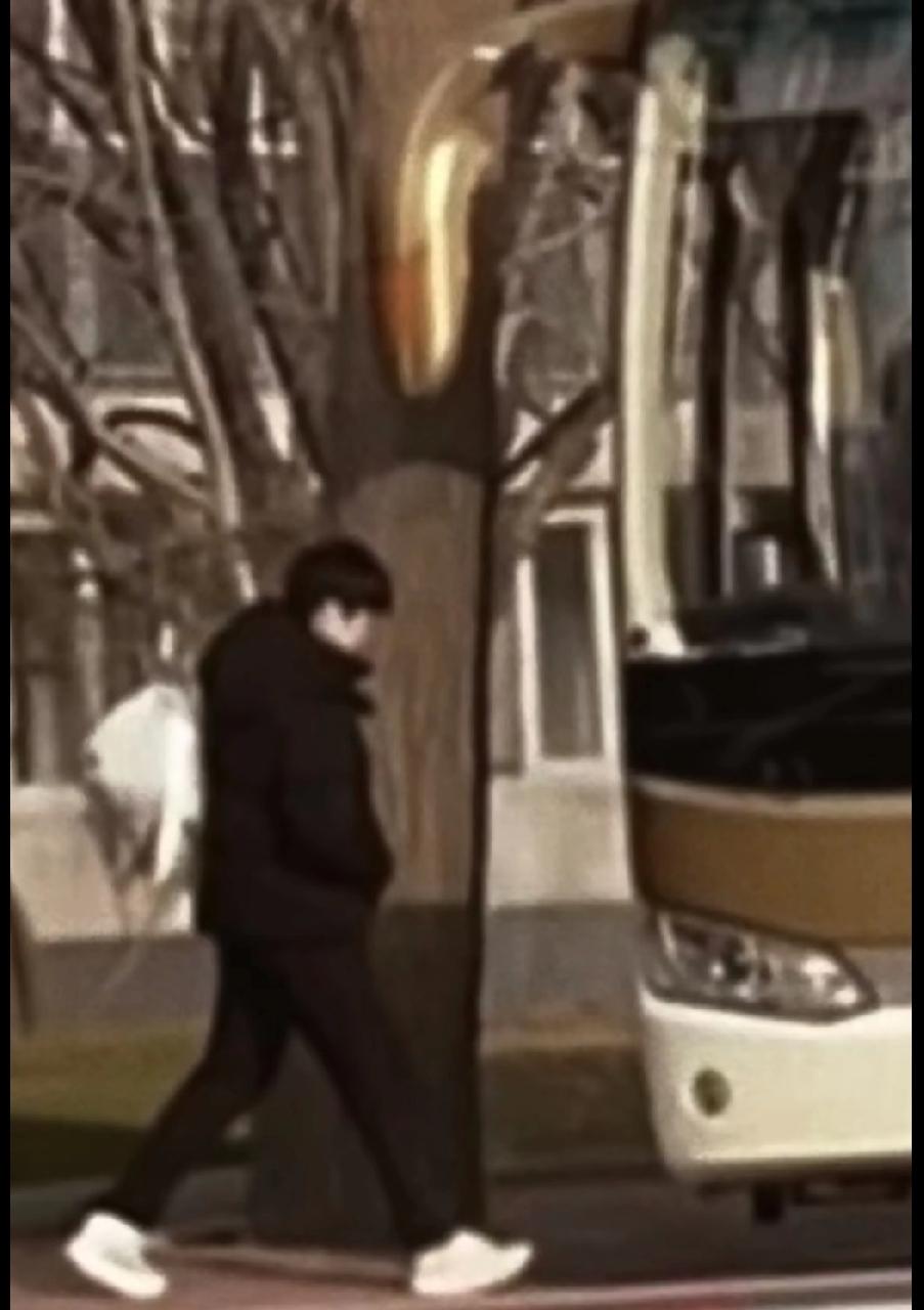 大巴车旁的身影，原来莎莎的“假期”全是上训日常。刷到这张路透直接破防了！原