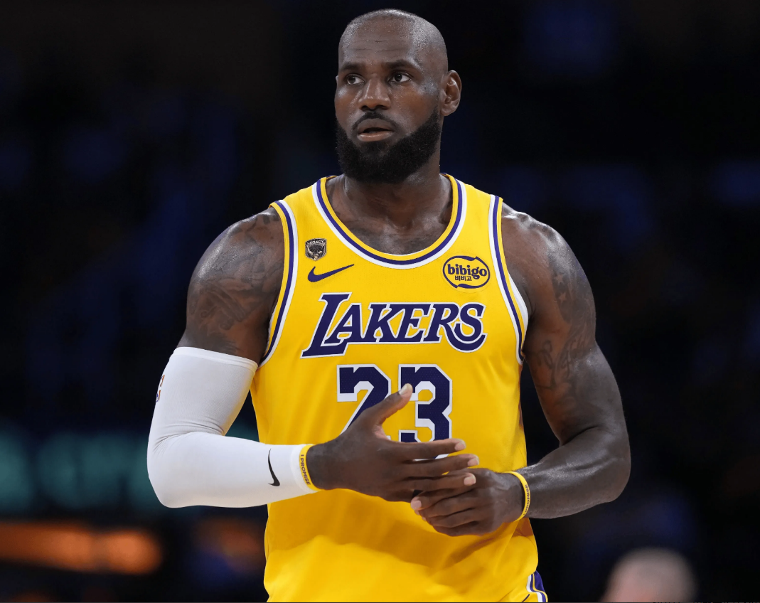 据ESPN报道，勒布朗-詹姆斯在今年休赛期离开湖人并加盟76人。ESPN询问詹姆