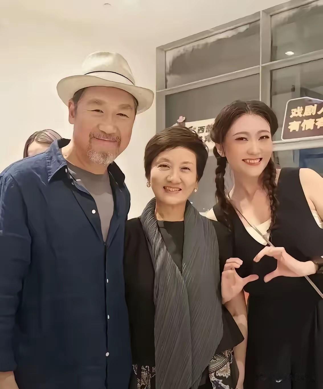 徐朵和张可煊，都是爸妈领养的女儿。感觉她俩就是来报恩的，有幸进入这么幸福的家庭