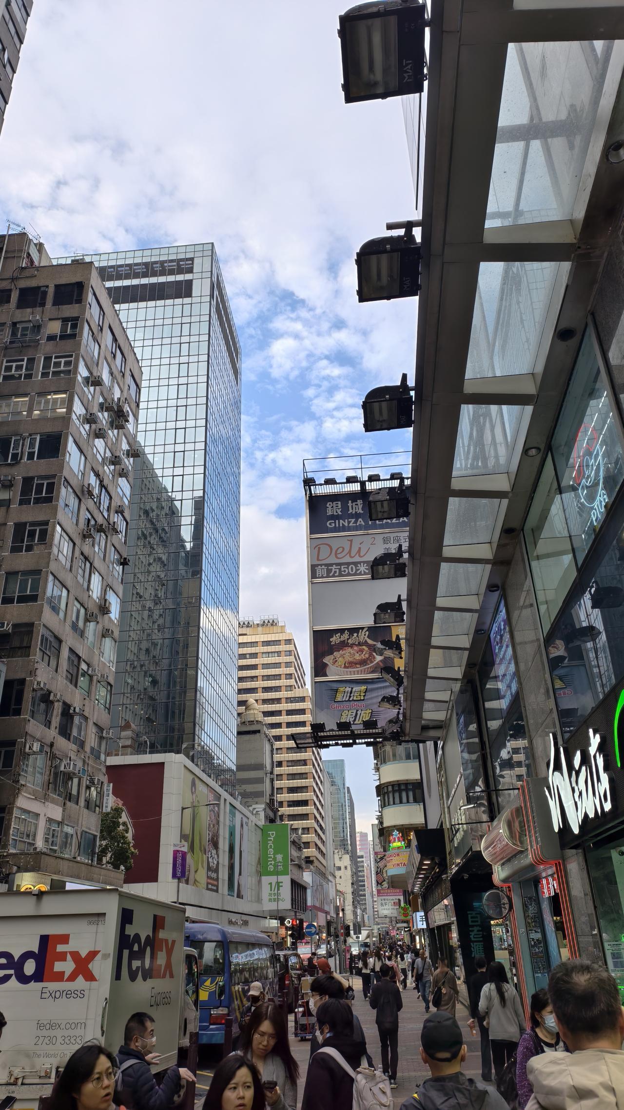 香港中环惊现惊天抢劫案！5000万港元被抢，嫌犯已落网一人。天啊，今天上午我