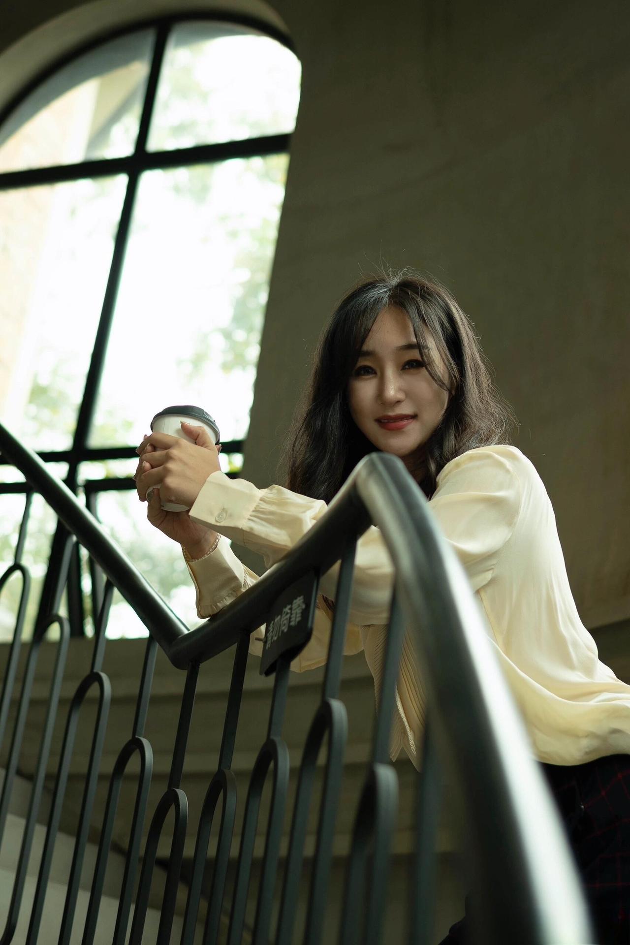 这套是复古轻熟通勤风，核心是卡其风衣+格纹短裙的搭配：经典风衣自带松弛气场，格纹