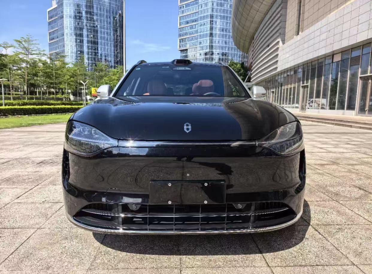 问界M9，品牌的旗舰车型，几乎把能上的东西都安排上。作为旗舰，目标就是给到拉满的体验。但价格也水涨船