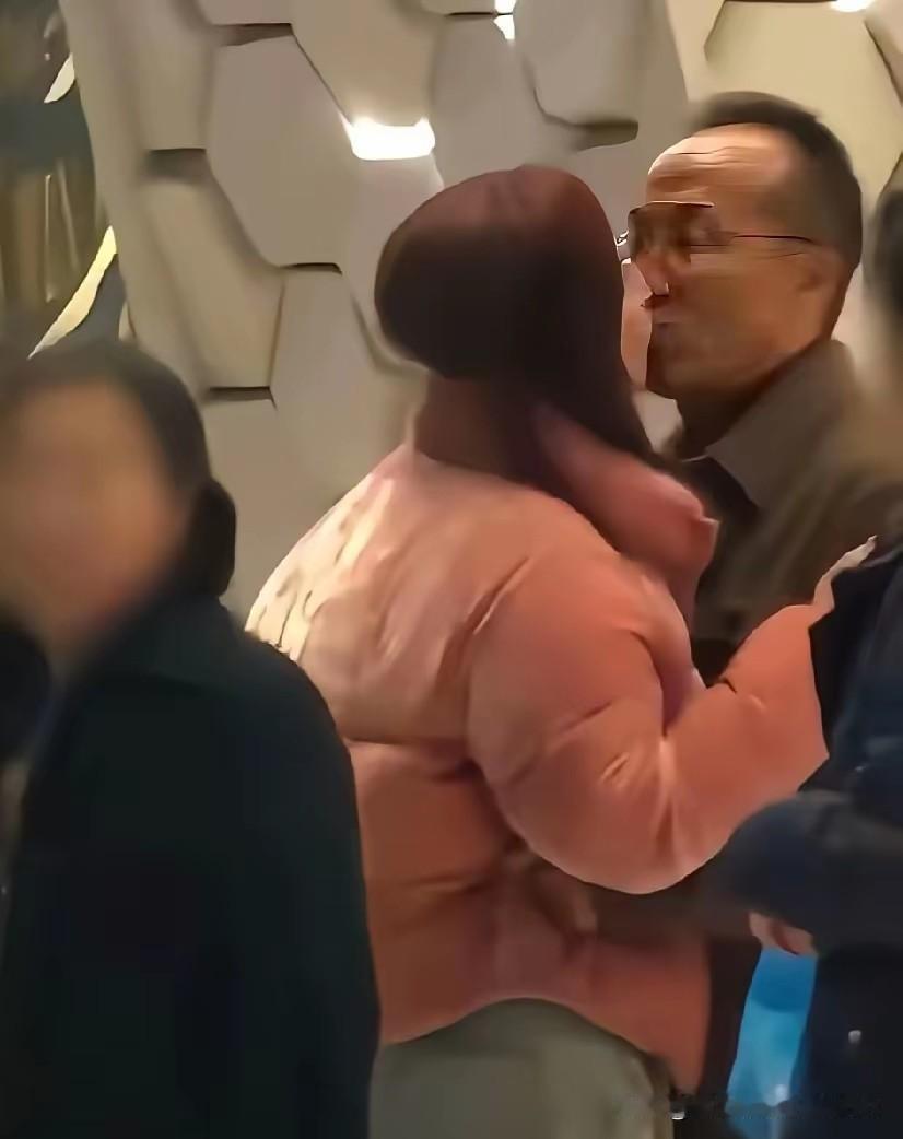 44岁的张萌和50岁的老公在商场里激情热吻。看到这把年纪的人在外面这般热吻，倒也