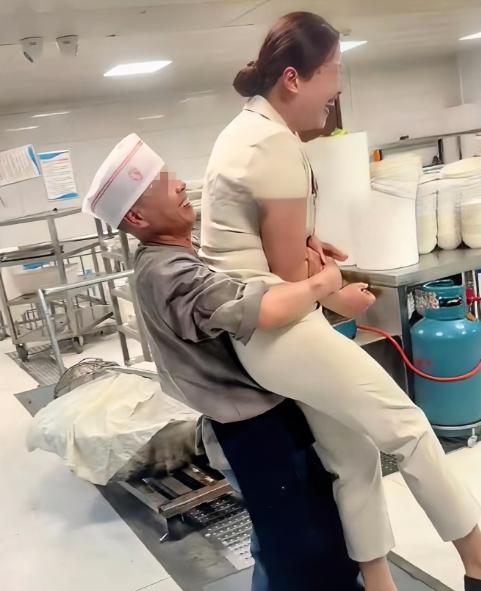 4月25日，河北邯郸一家小饭庄火了——不是因为菜香，而是因为后厨上演了一出“男女