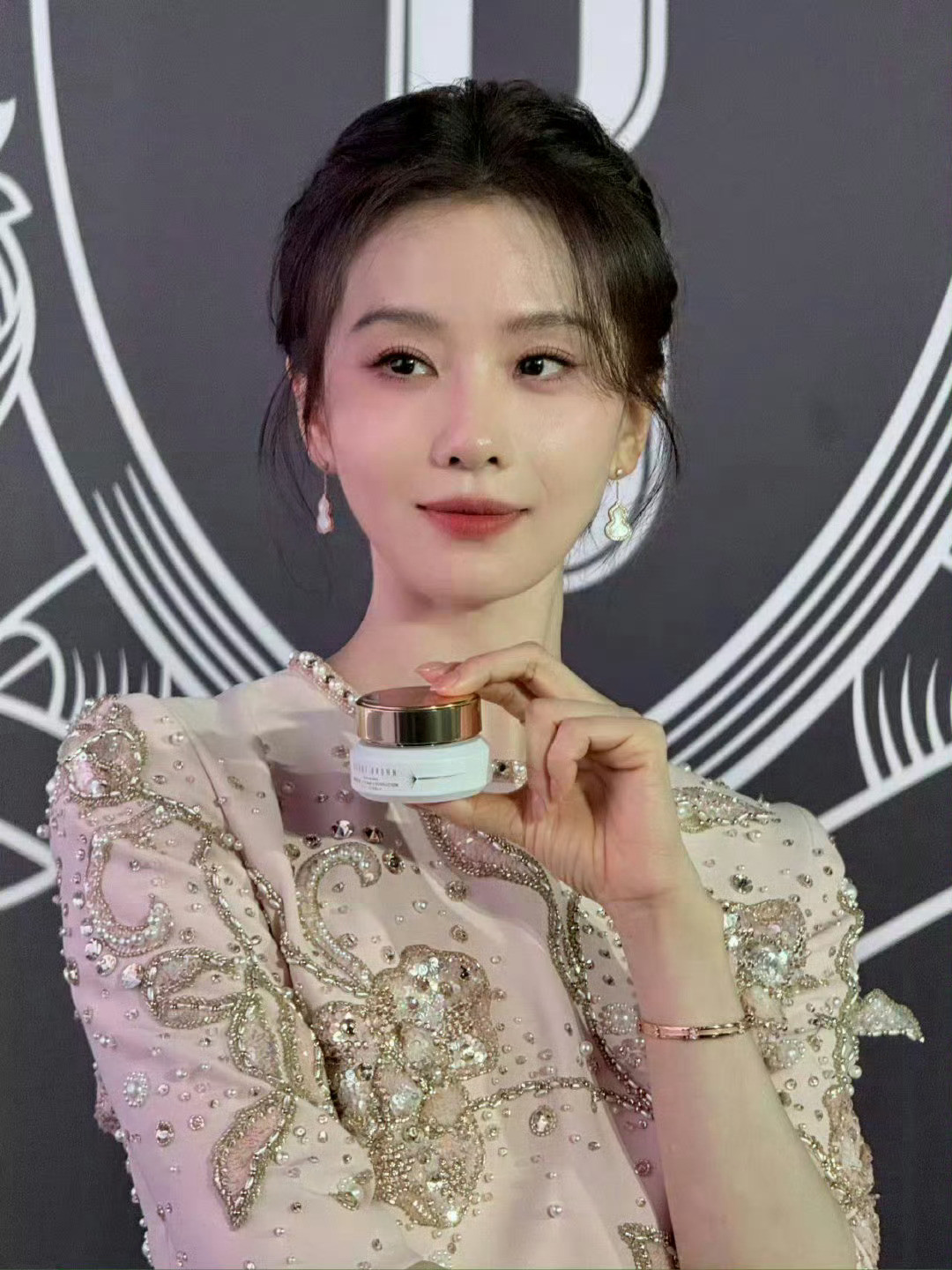 今日，出席品牌活动的刘诗诗｜造型，身穿的是GeorgesHobeika202