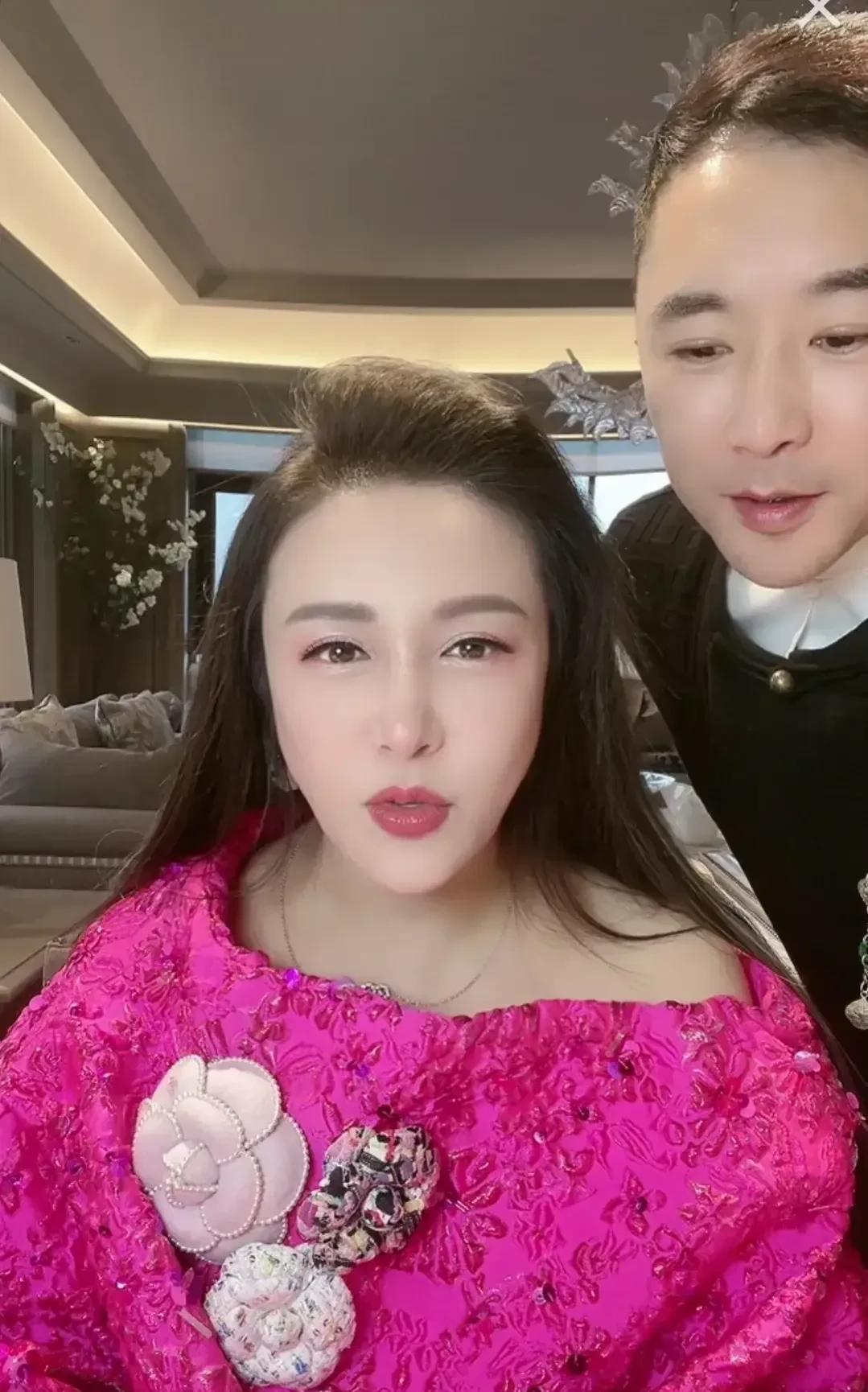 姜鹏老婆姜富婆吐槽哈尔滨有个光腚岛，朋友去太阳岛玩，快路过光腚岛的时候，被导游提