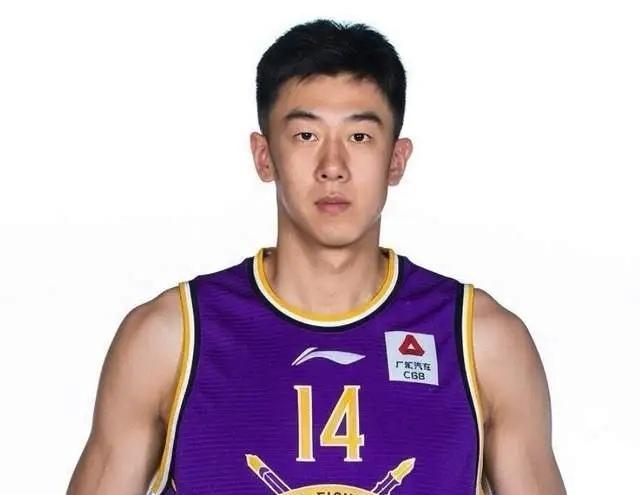 重磅三方交易流言发酵，三队转会传闻引热议休赛期转会市场传出一则重磅消息，网