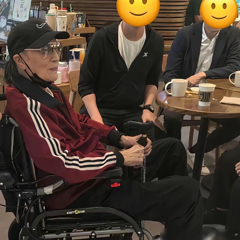 89岁的谢贤，坐在轮椅上，被人拍到在山顶喝咖啡。脸颊凹陷，手背皮包骨头。你还