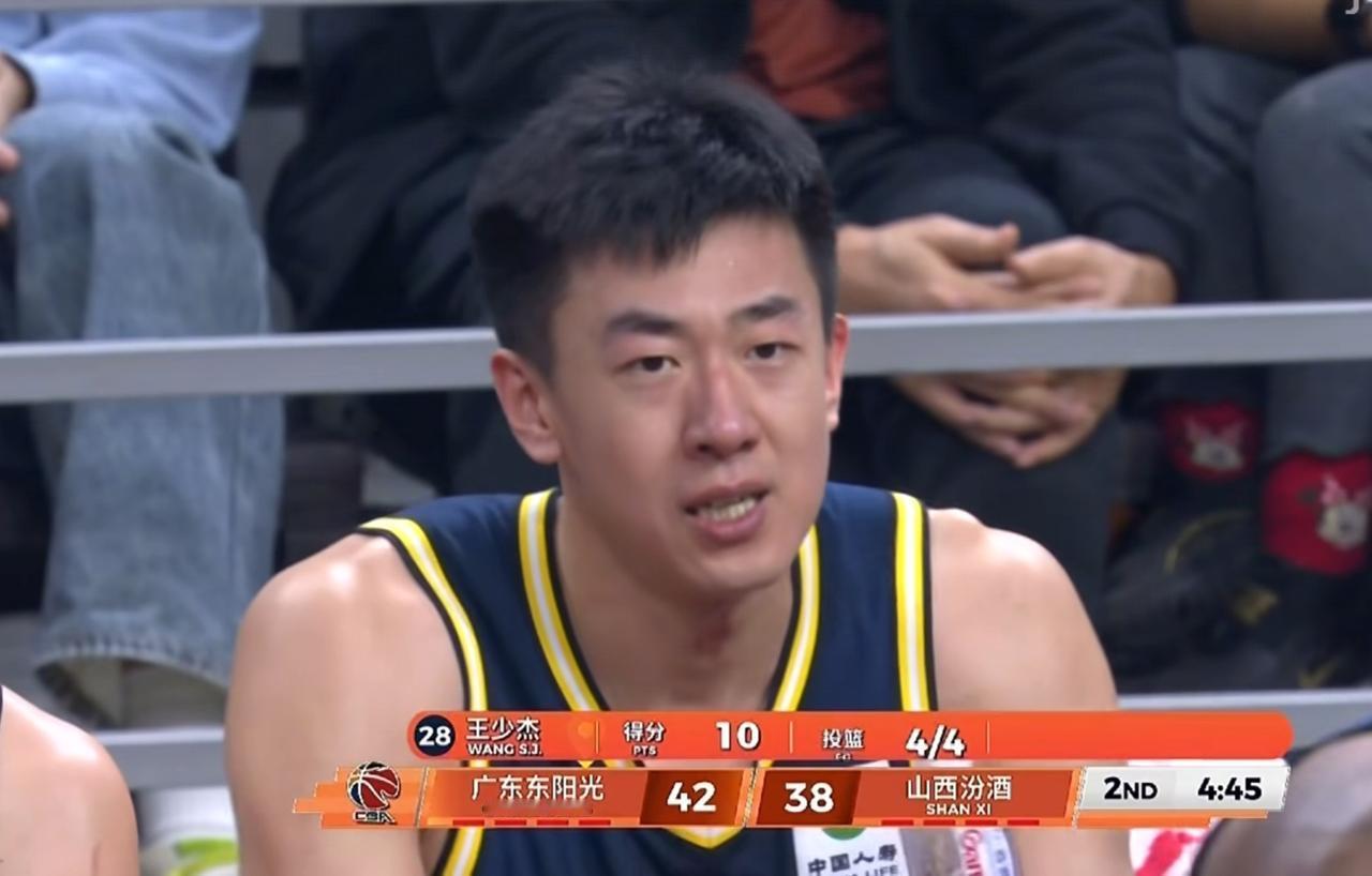 CBA广东主场107：97战胜了山西，比赛对抗非常激烈，强度非常大，完全不像一场