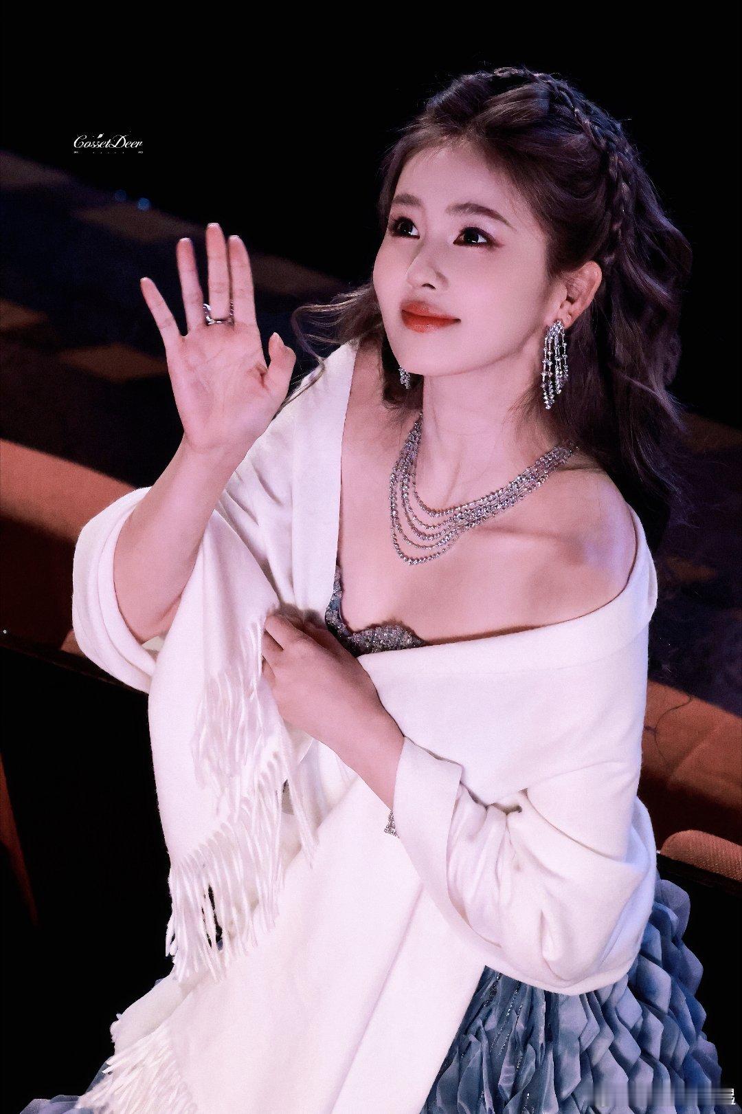 白鹿美得也太权威了小小的脸蛋上长了大大的五官[捂眼睛]