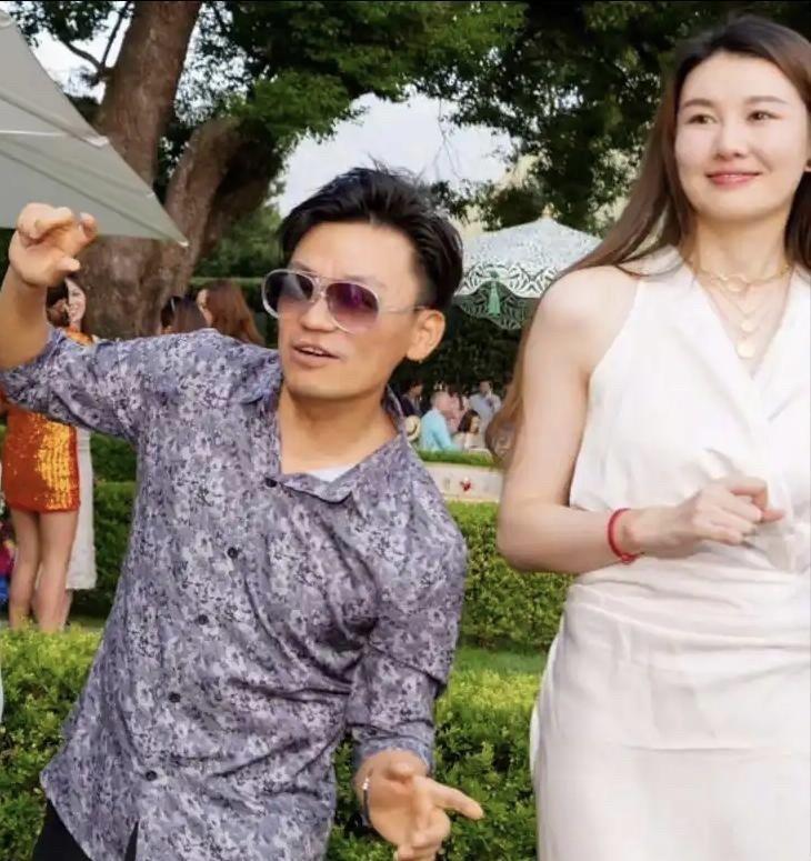 王宝强和冯清在一起八年了。冯清在他母亲葬礼上守灵，照顾孩子，打理公司，替他偿还了