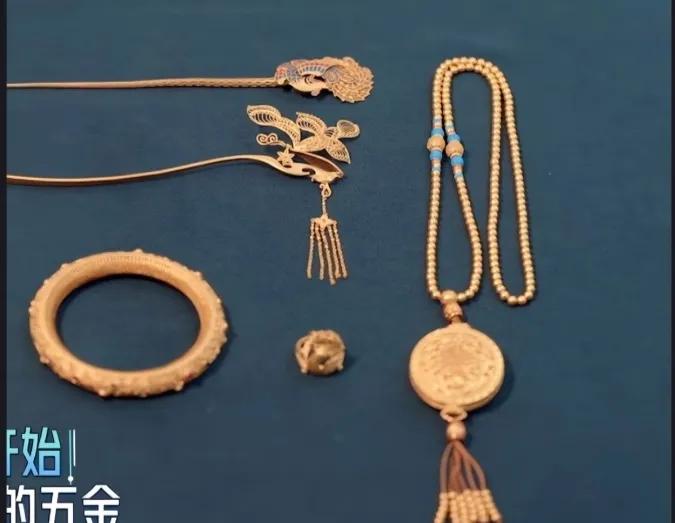 这是孙丞潇给金莎买的五金。光是那个小小的凤戒都要三十万左右，更别说手镯，发簪，