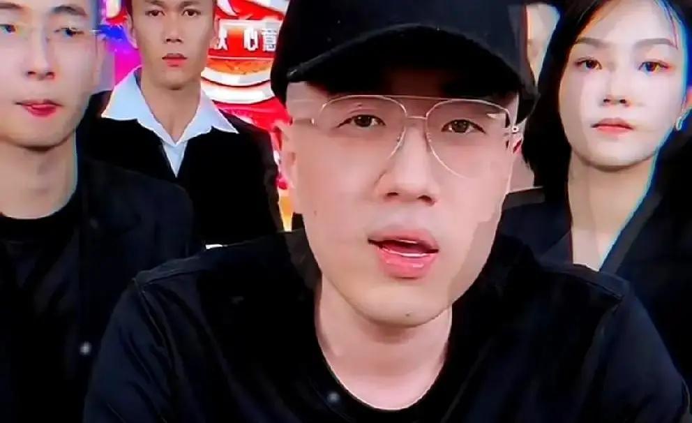 刘二狗认干爹第7天伽柏没掏一分钱，就让全网以为他成了辛巴接班人。这招空手道