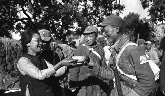抗战时期，八路军路过周大娘家，周大娘给战士们倒水时，无意间发现一位战士嘴里镶着颗
