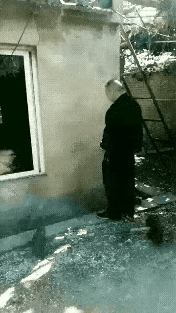 男人至死是少年，想起来小时候撒尿和泥的情景了，玩的不亦乐乎，还有站成一排，比赛看