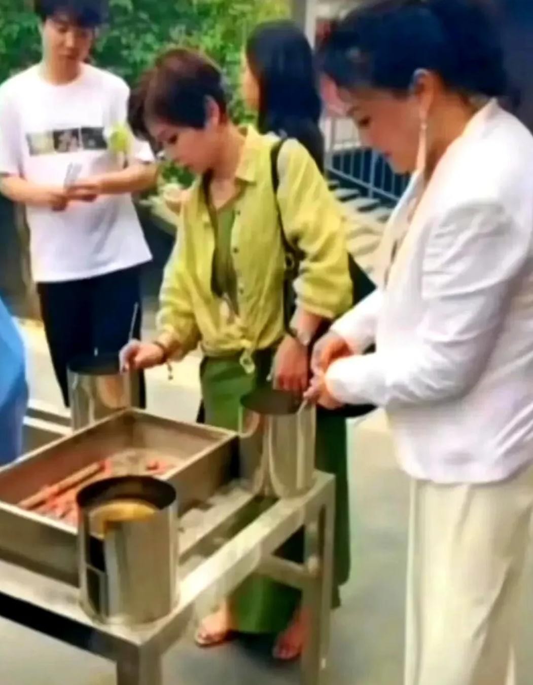 马筱梅妈妈这波操作真让人摸不着头脑！明明跟着张兰去寺庙，别人都大大方方的，就她全
