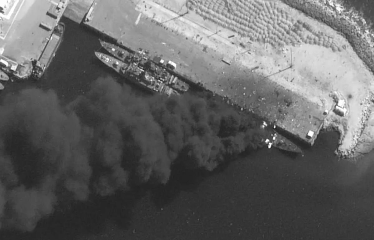 本世纪第一艘航母被击沉！特朗普发狠复仇，伊朗海军损失惨重最近波斯湾打得热火朝