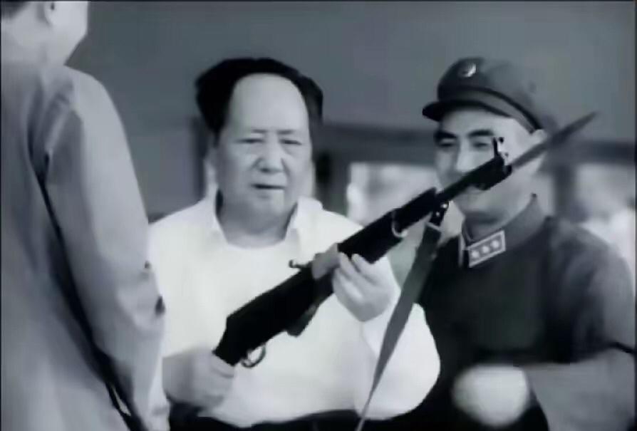 毛主席拿着枪的照片不多，很多人认为毛主席是文人，可能不会用枪，这话特错。毛主席