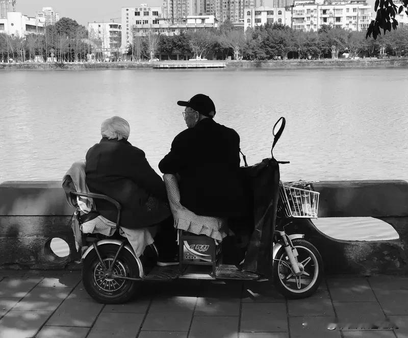 当你老了躺在床上，谁会对你最亲？1、孙子的概率：3%2、孙女的概率：1%