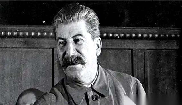 你知道什么事儿最让人后背发凉吗？不是外面有个疯子要打你。而是你那个天天跟你称