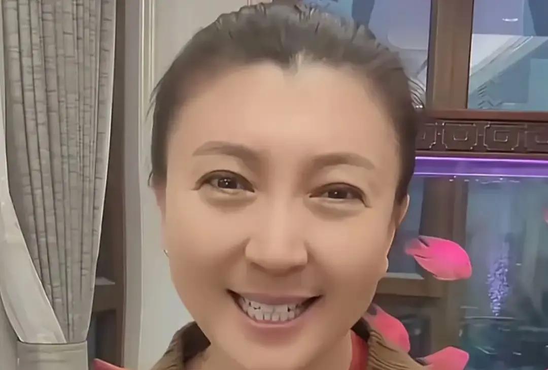 800万粉却挨骂，她图啥？闫学晶这回把直播干到榜十，单场2000万。有人拍