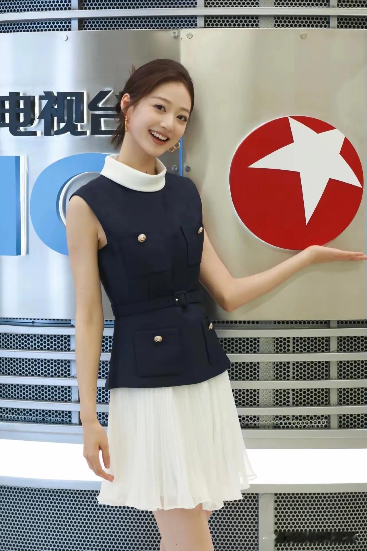 东方卫视最美的主持人，颜值确实长得比龙洋高，气质也在线。看照片上打扮就特别时髦，