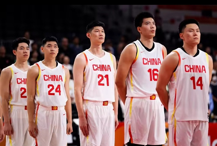 9月18日讯亚运男篮半决赛，中国男篮对阵日本男篮，半场战罢，中国队30-49暂