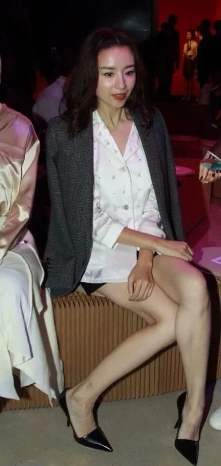 董洁衣服丝绸睡衣太诱人了