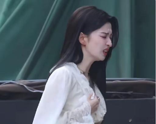 原来女明星的耳夹带着也会痛，王楚然耳夹掉了耳朵都红了看着都痛…什么工作都不容易